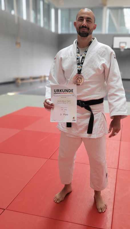 Amine mit Urkunde und Bronzemedaille