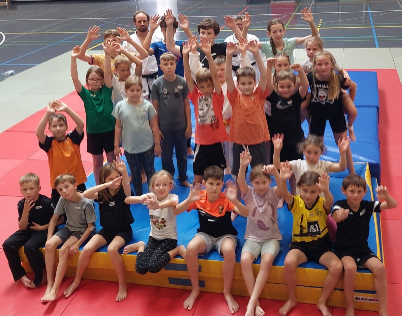 Gruppenfoto: Die winkenden BitKids