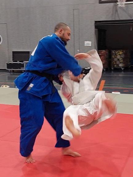 Amine demonstriert einen Fußfeger