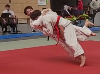 Hlieb wirft seinen Gegner mit seiner Spezialtechnik "O-Uchi-Gari"