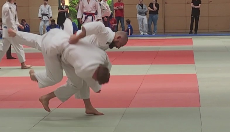 Amine wirft seinen Gegner mit einem Hüftwurf ("O-Goshi")