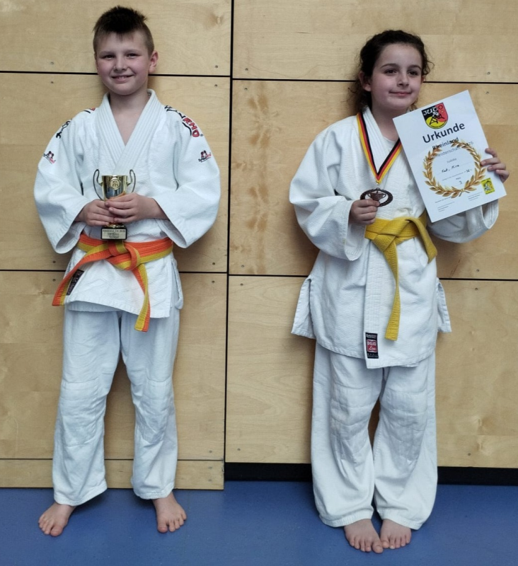James und Mira präsentieren ihre Trophäen.