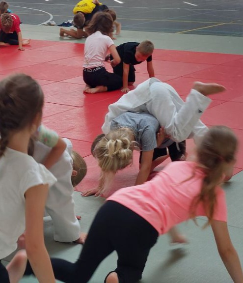 Kinder rangeln miteinander