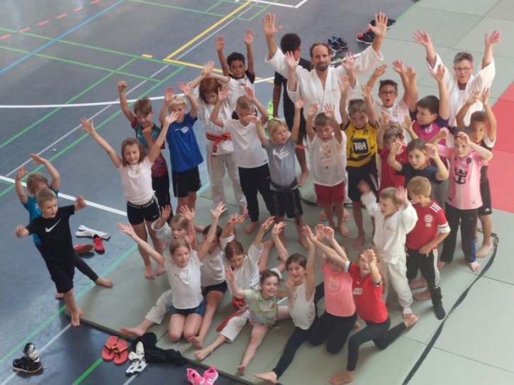 Die Kinder aus der BitKids-Gruppe winken.